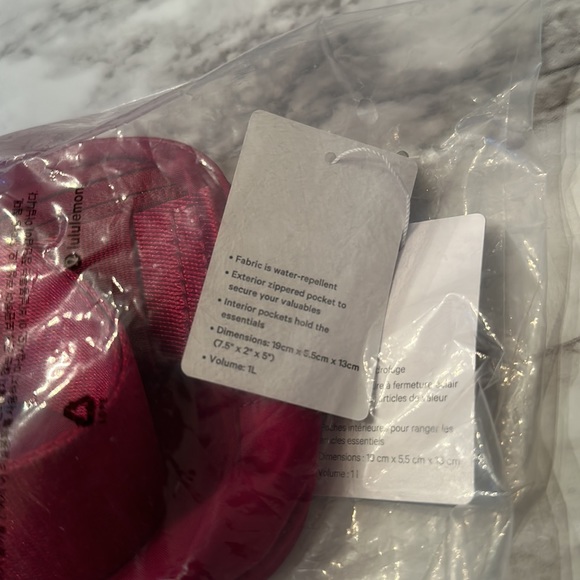 NWT lululemon everywhere belt bag - Wild Berry - OS - Picture 3 of 3